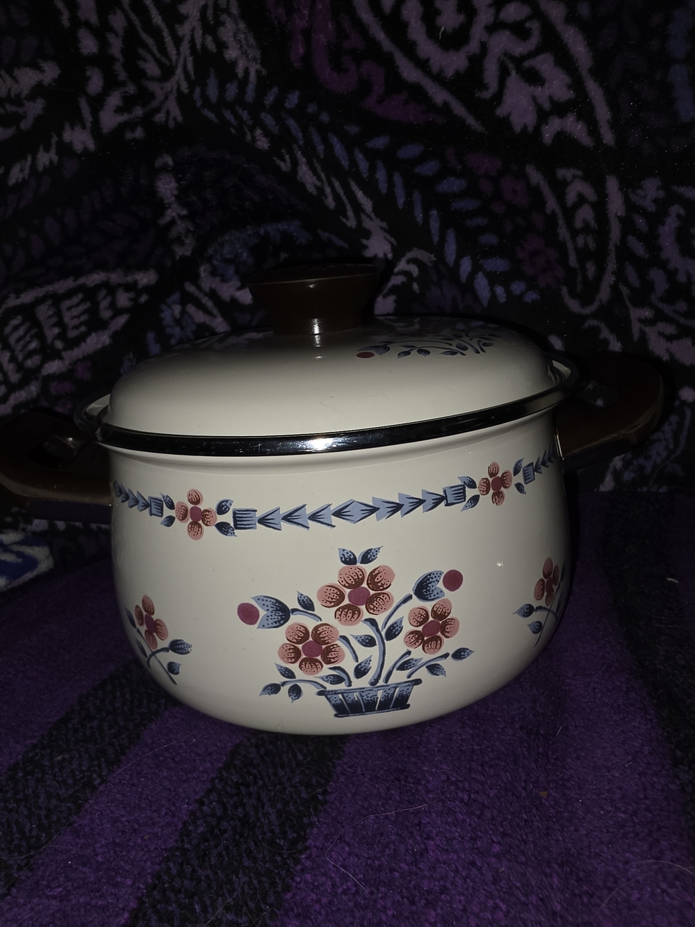 Cream Floral Enamel Cookware Pot with Brown Handles